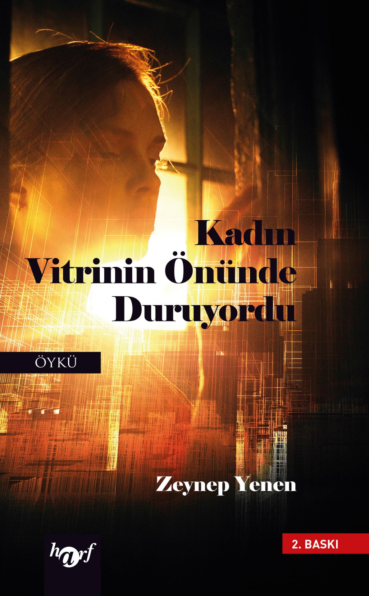 Kadın Vitrinin Önünde Duruyordu